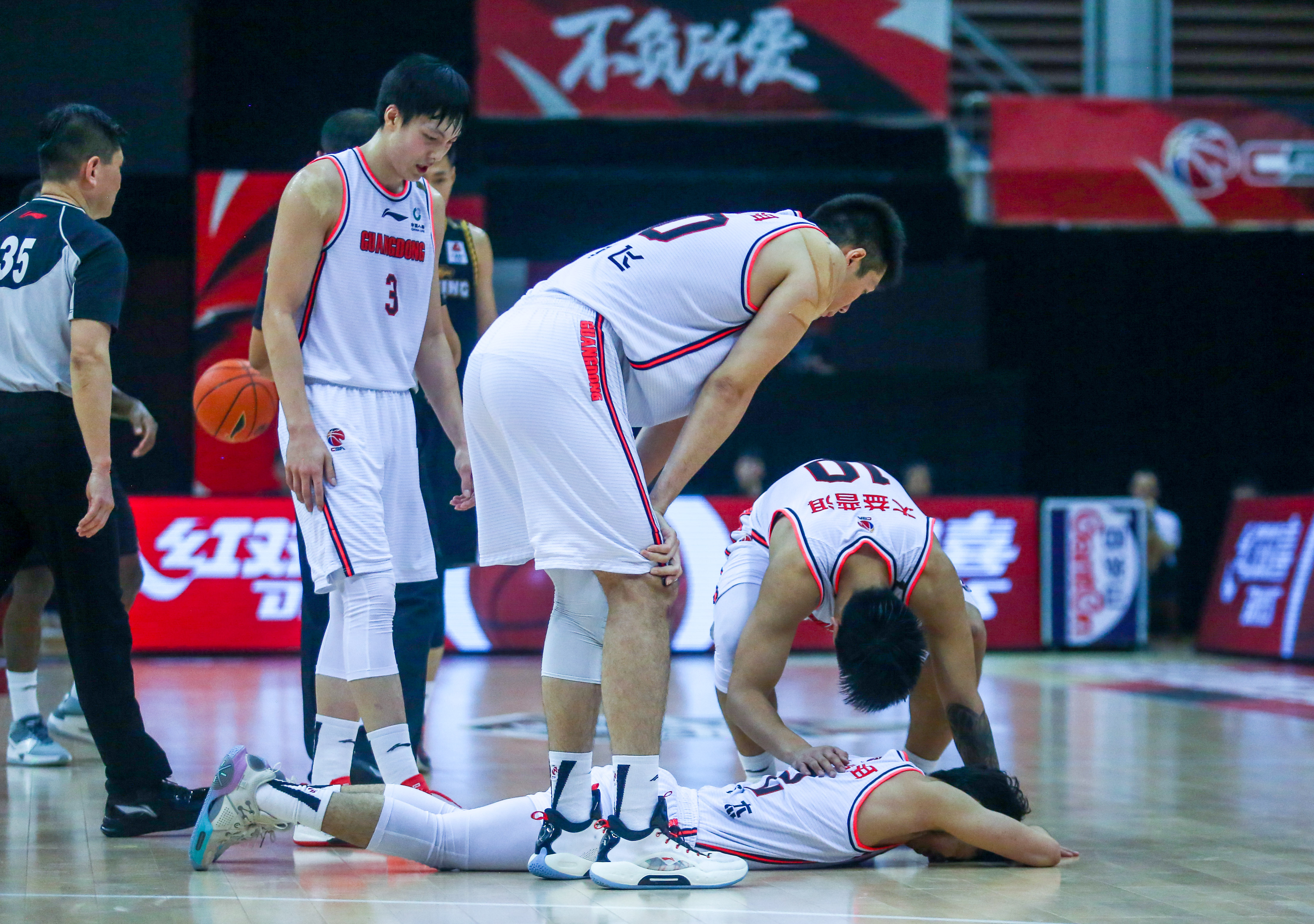 lol-关键时刻斯图加特备战足总杯，篮板制胜细节曝光，压力陡增，团队化学反应显著的简单介绍